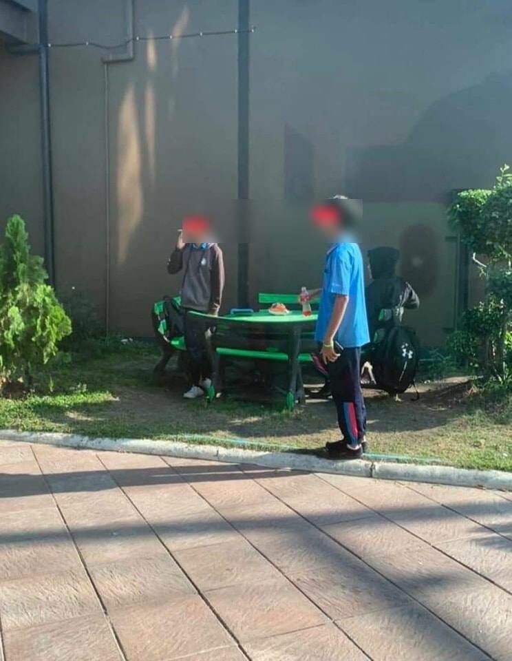 นักเรียนมั่วสุมสูบบุหรี่