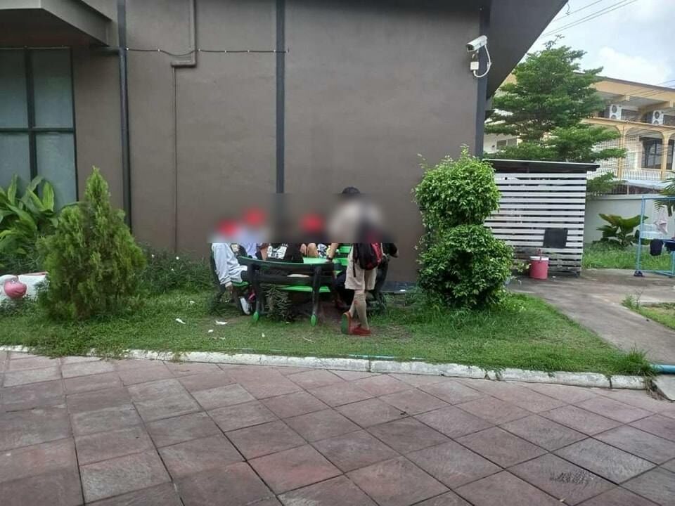 นักเรียนมั่วสุมสูบบุหรี่