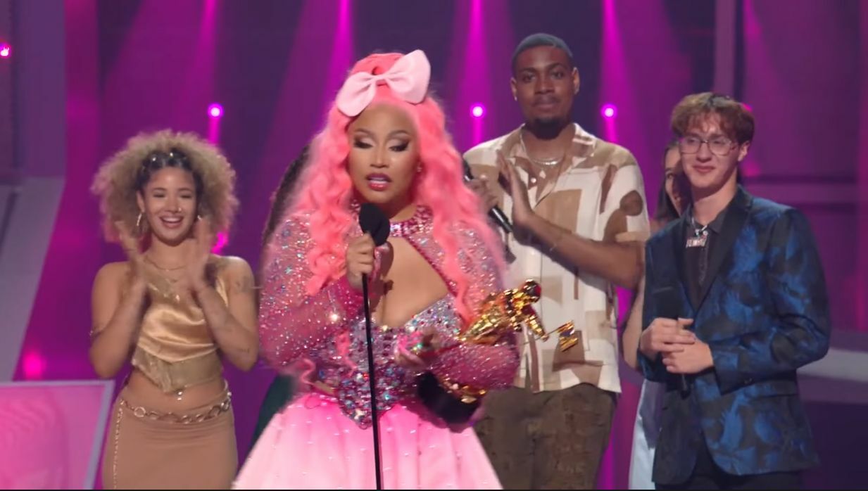 Nicki Minaj ขึ้นรับรางวัล MTV Video Music Awards 2022 เรียกร้องให้