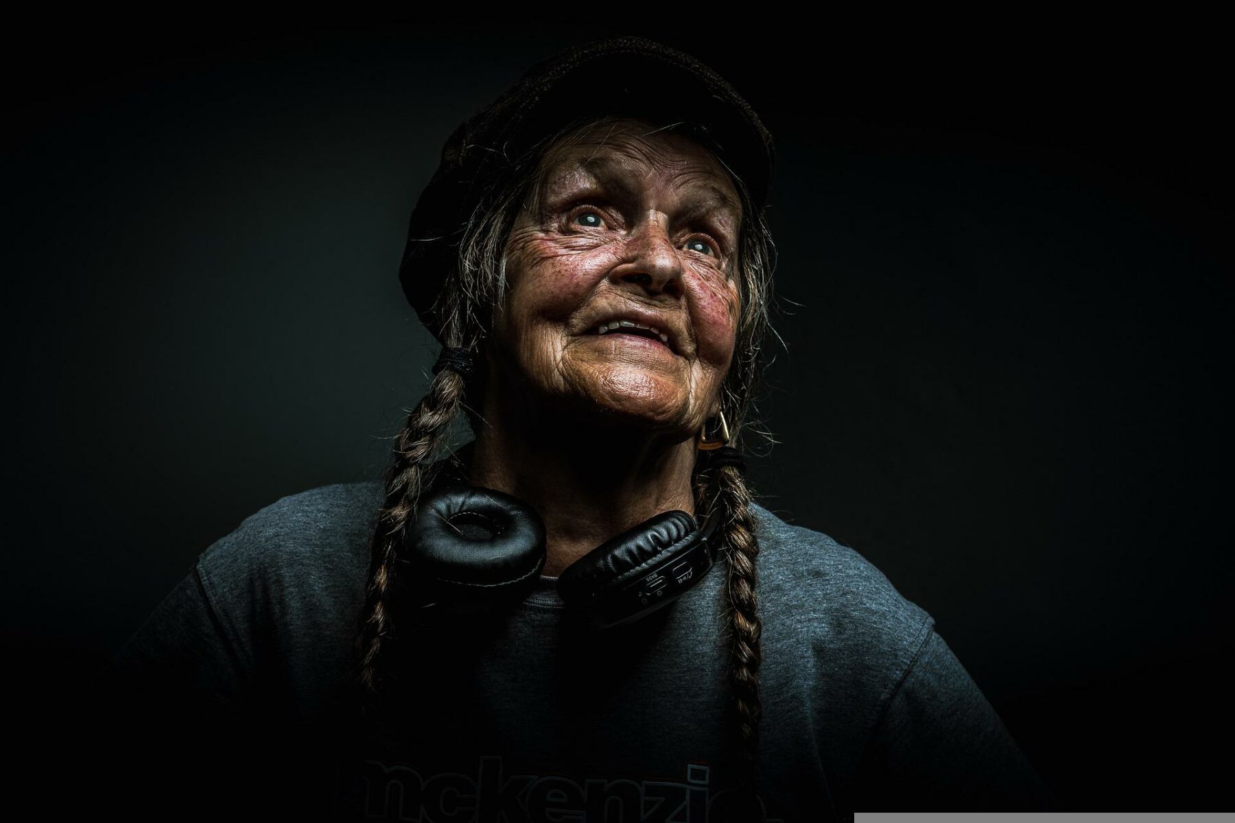 ทำนายฝัน ฝันเห็นหญิงแก่แปลกหน้า