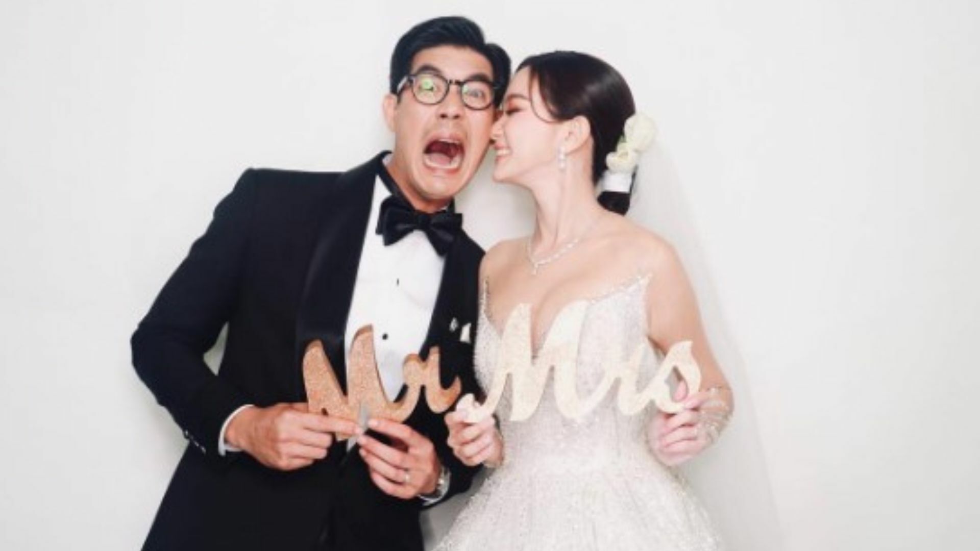 เวียร์ ศุกลวัฒน์ โพสต์รูปคู่ภรรยา รับโล่ยูทูบ