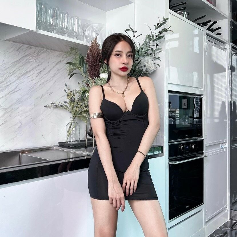 ดีเจมอส ชุดว่ายน้ําสนามบิน