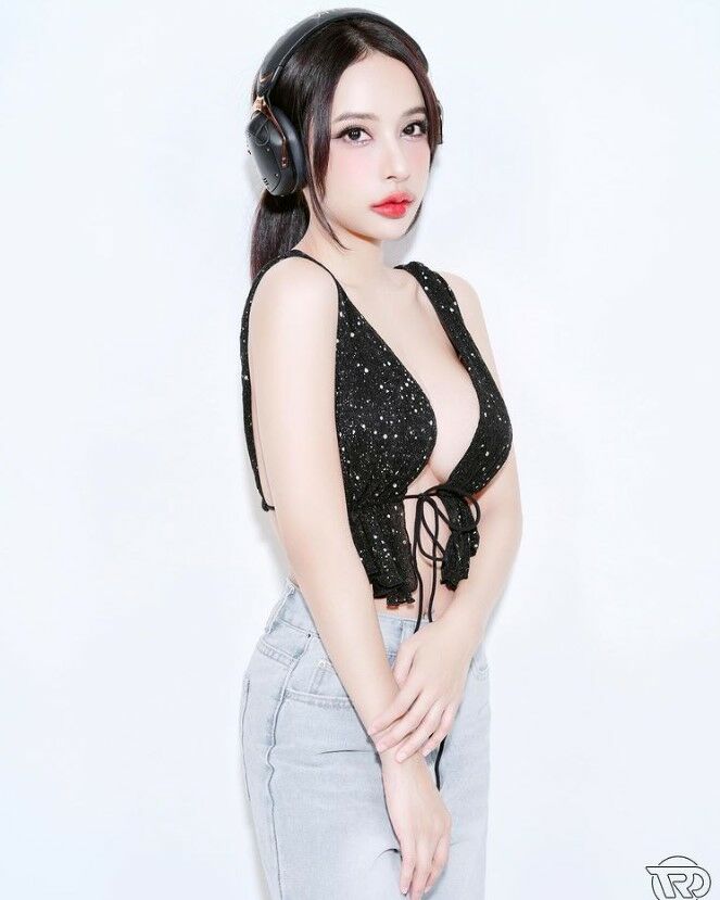 ดีเจมอส ชุดว่ายน้ําสนามบิน