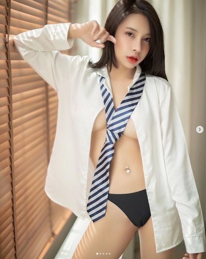 ดีเจมอส ชุดว่ายน้ําสนามบิน