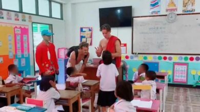 นักท่องเที่ยวสอนภาษา