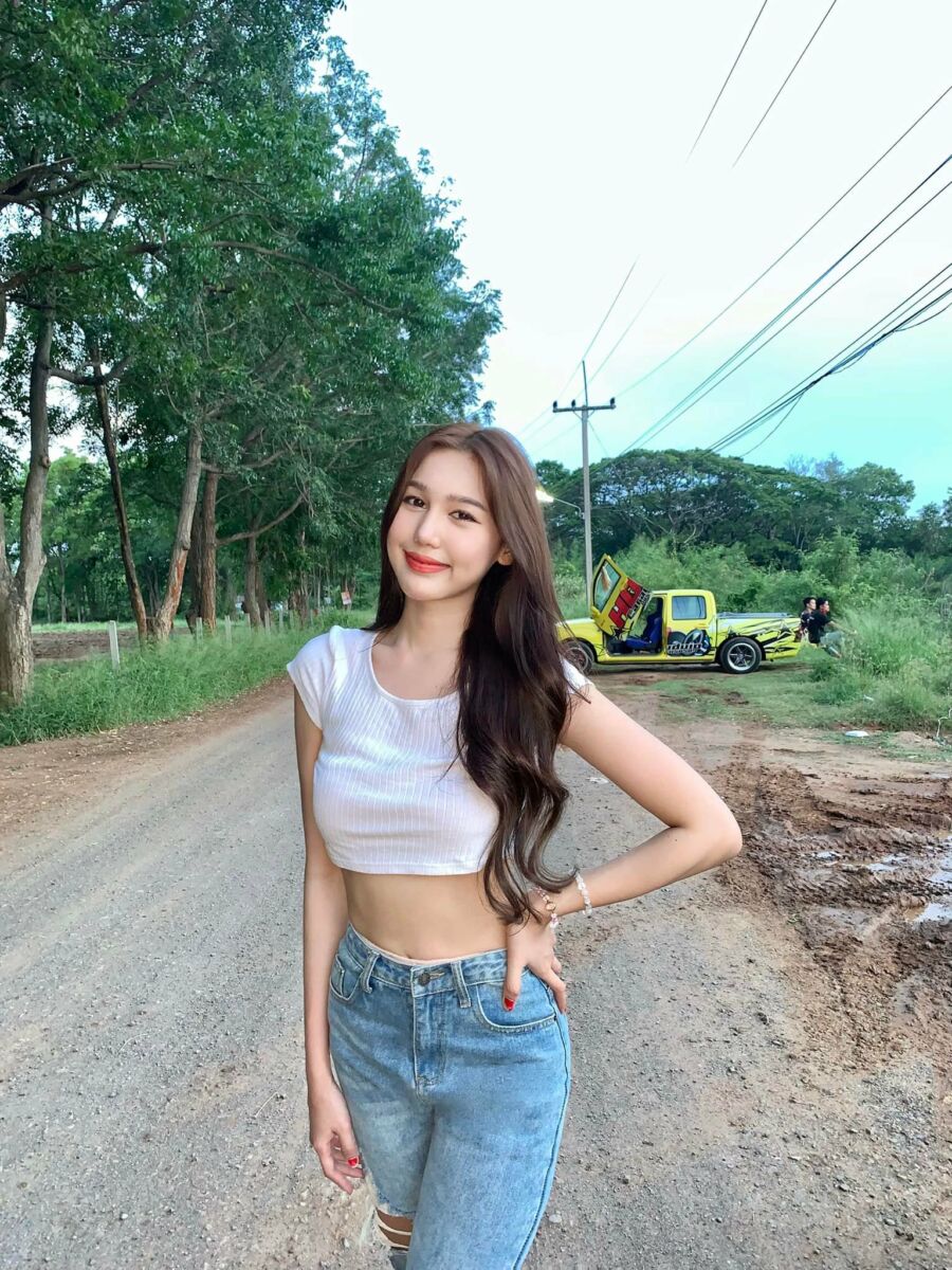 น้องพูมมี่ คนที่ช่วยพยุงโอลีฟบนเวที