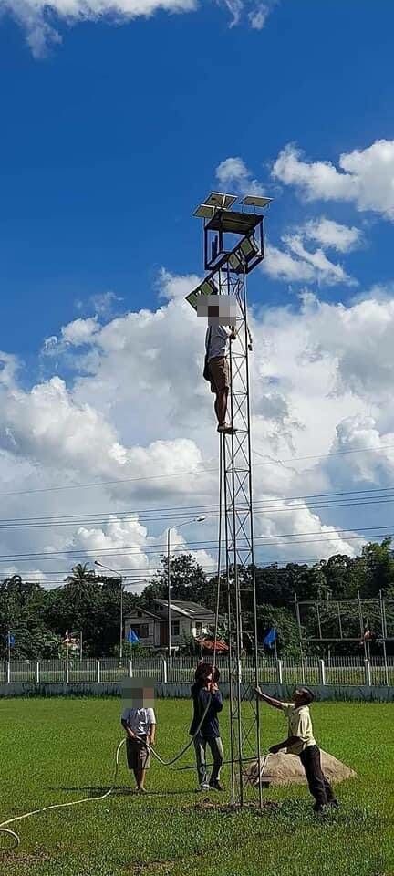 ใช้เด็กปีนเสาไฟ