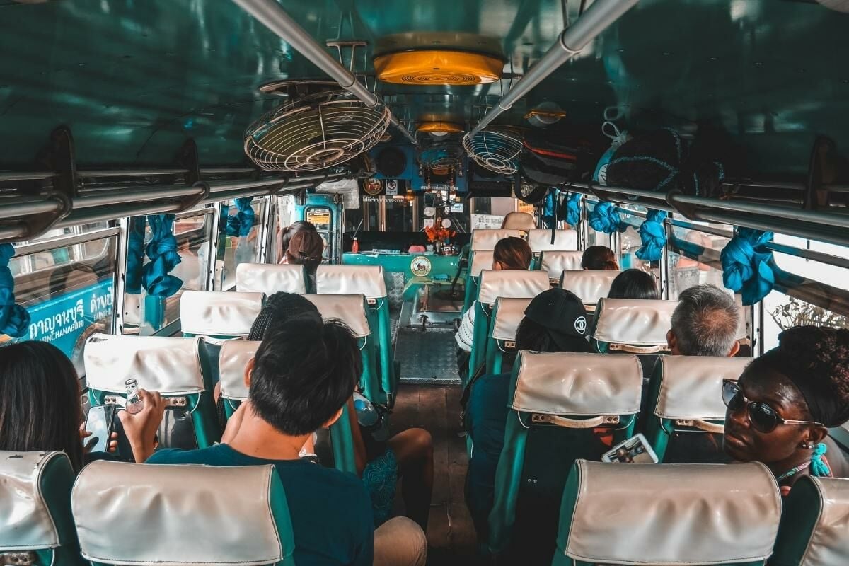 ฝันว่านั่งรถเมล์กับเพื่อน