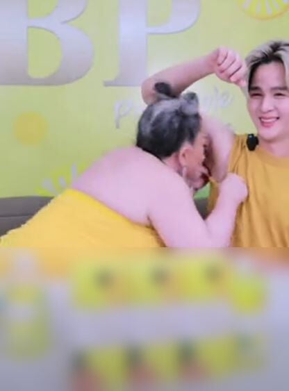 ลีน่าจัง ดมรักแร้