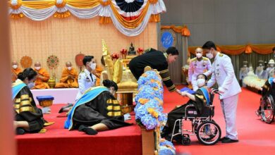 เจ้าฟ้าพัชรกิติยาภา โน้มตัว พระราชทานปริญญาบัตร