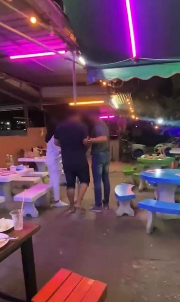 เมาโอบเอวสาว