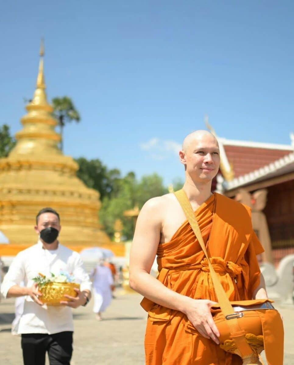 ลิเดีย ใส่บาตร พระแมทธิว