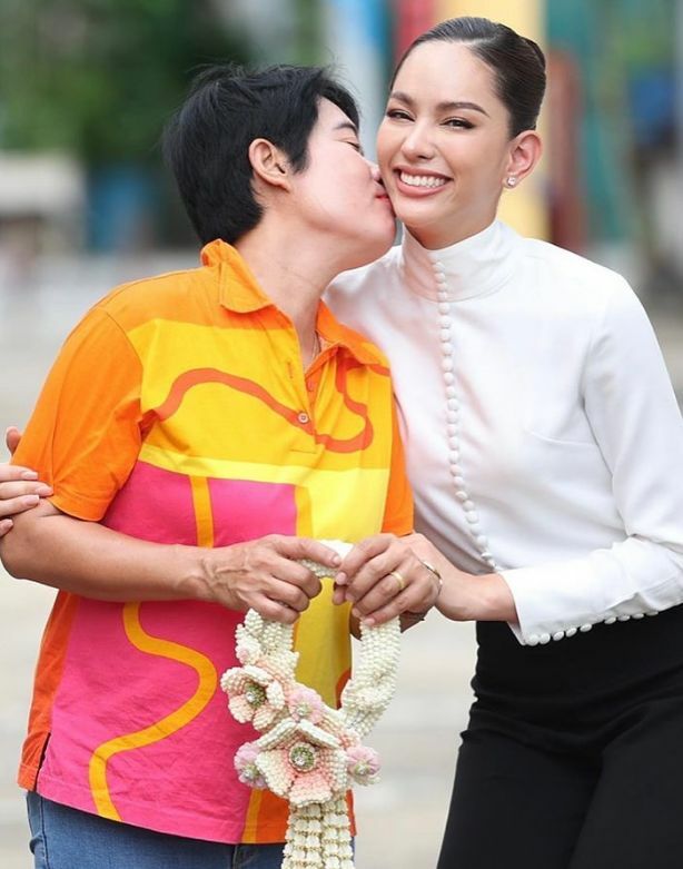 แอนนา ถ่ายรูปคู่พ่อแม่