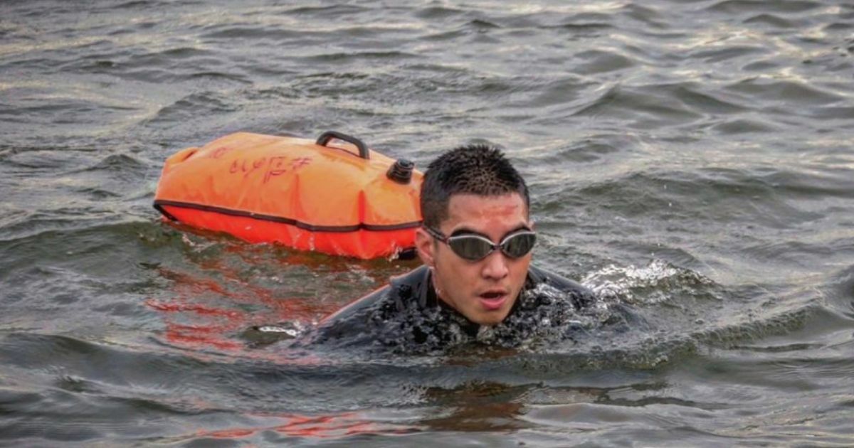 โตโน่ ภาคิน ซ้อมว่ายน้ำที่บึง เตรียมว่ายข้ามแม่น้ำโขง
