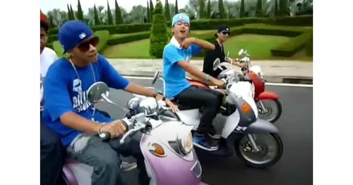 ที่มาต้นฉบับ สาวขี่ฟีโน่แดง