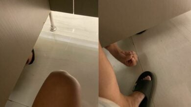 หนุ่มโดนถ้ำมอง ในห้องน้ำห้างดังกลางสยาม