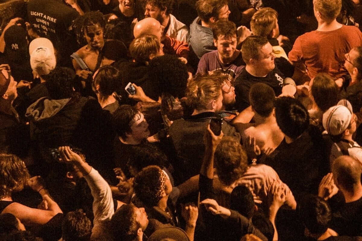 วิธีเอาตัวรอด เมื่ออยู่กลางฝูงชน