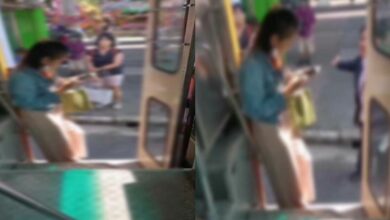 สาวยืนขวางประตูรถเมล์