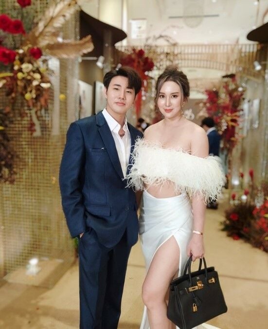 อาสัว มอบดอกไม้ช่อใหญ่ง้อ มายมิ้นท์ ภาพคู่ เฟสบุ๊ก มอบกุหลาบ