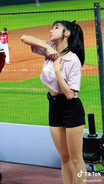 เชียร์ลีดเดอร์ อกเด้ง