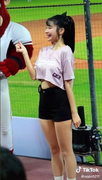 เชียร์ลีดเดอร์ อกเด้ง