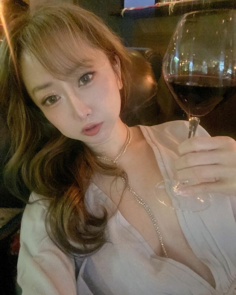นักร้องดังยุค 80 กุมมือ สาว รุ่นหลาน