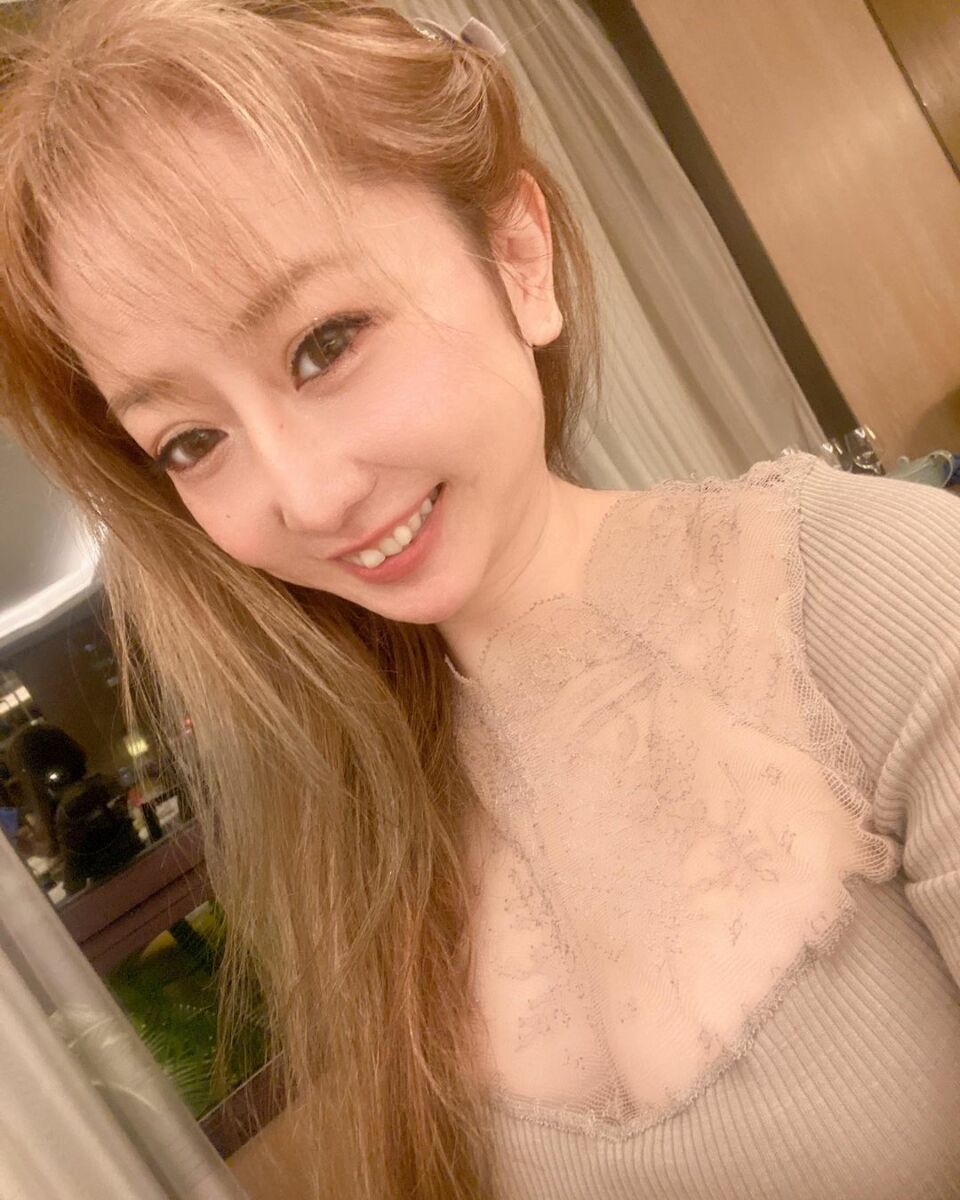 นักร้องดังยุค 80 กุมมือ สาว รุ่นหลาน