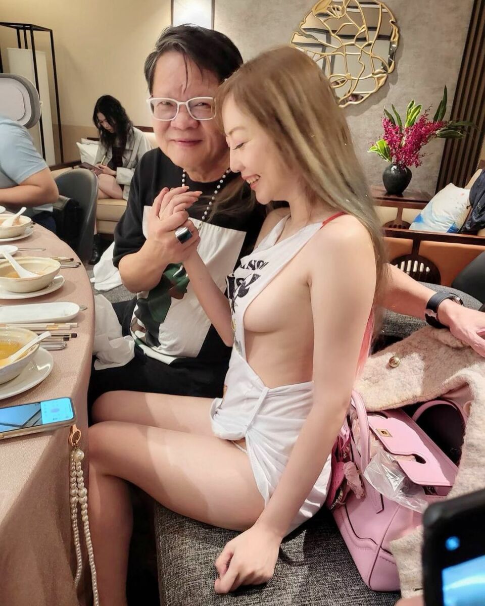 นักร้องดังยุค 80 กุมมือ สาว รุ่นหลาน