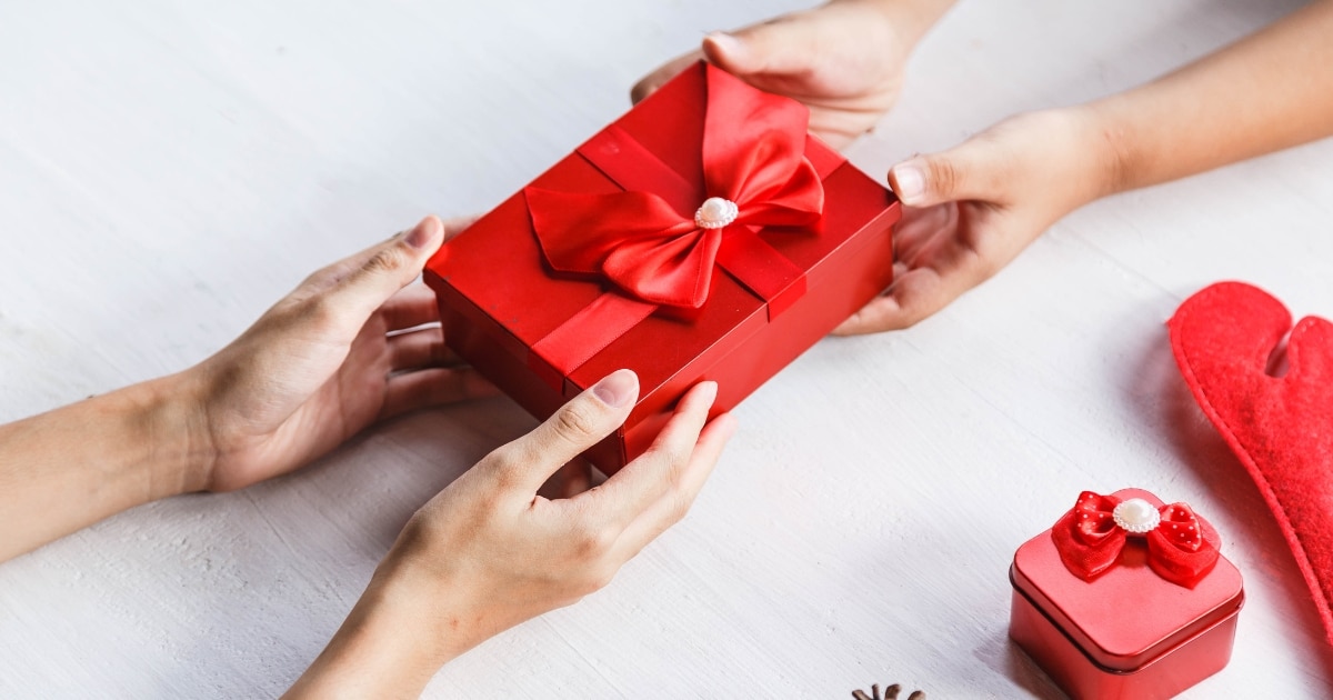 อย่าลืมแลกของขวัญกับคนอื่น