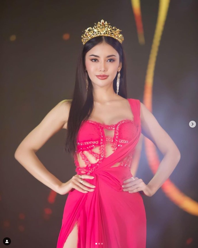 ชมพู อทิตา ประวัติ