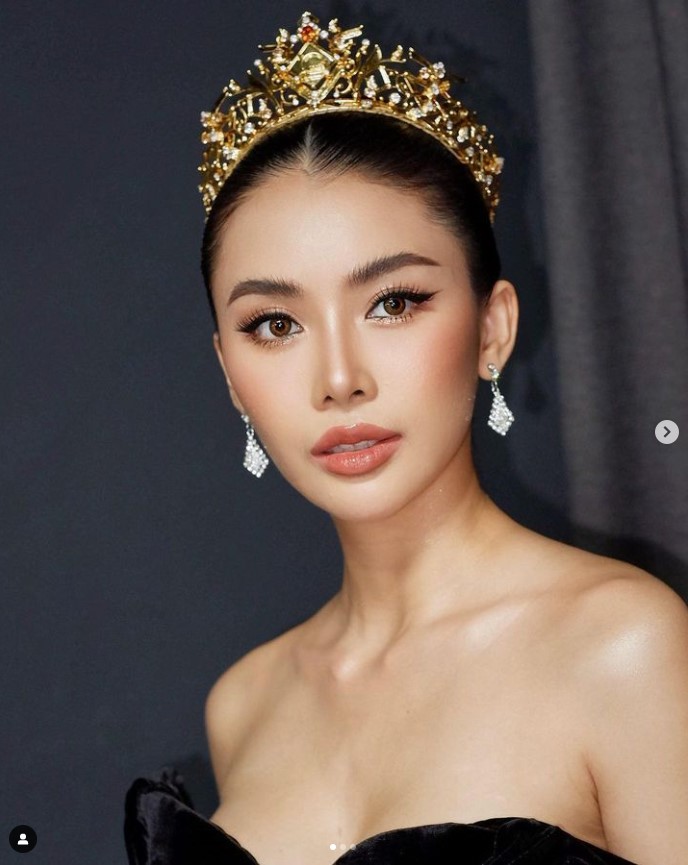 ชมพู อทิตา ประวัติ