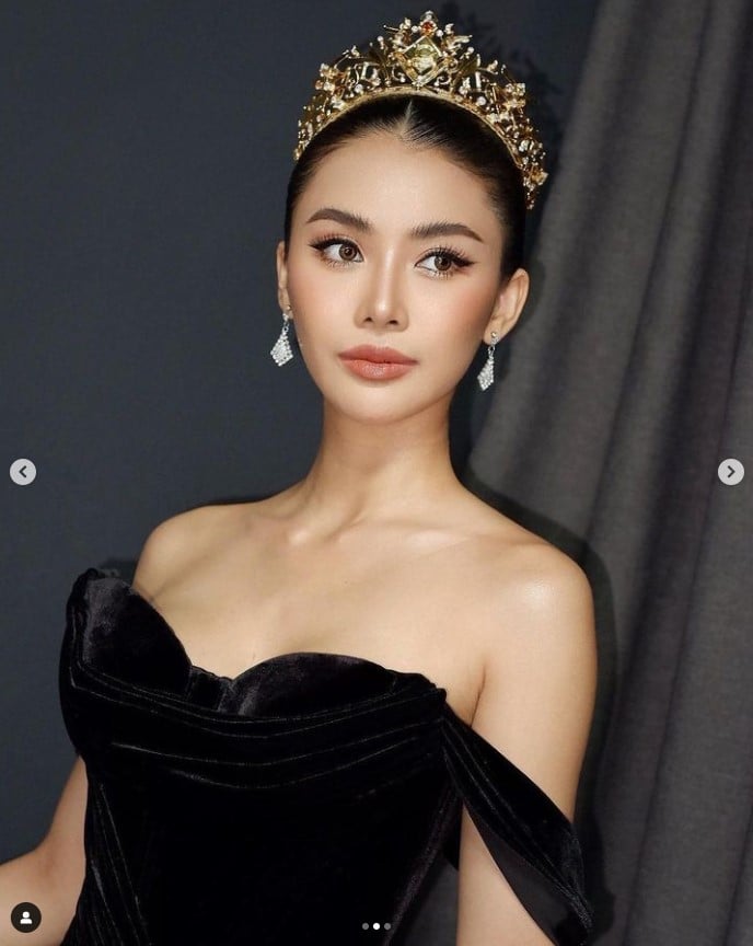 ชมพู อทิตา ประวัติ