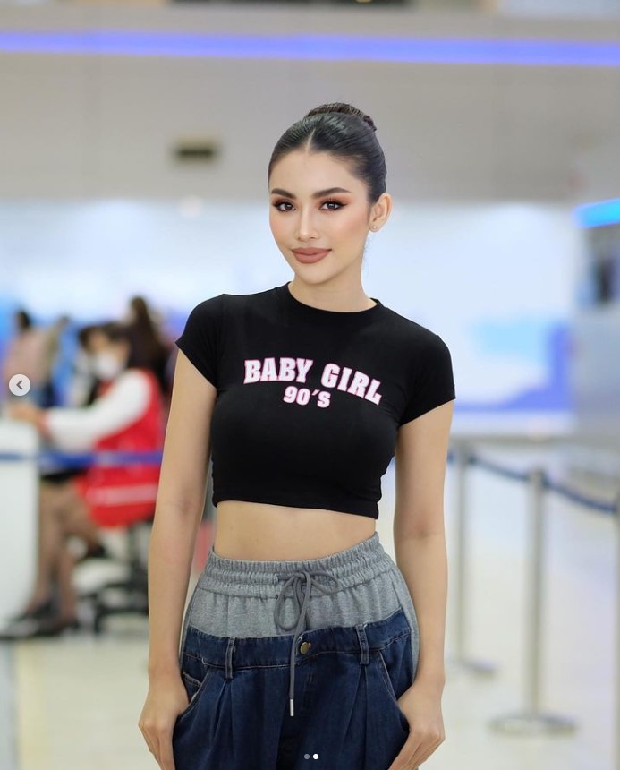 ชมพู อทิตา ประวัติ