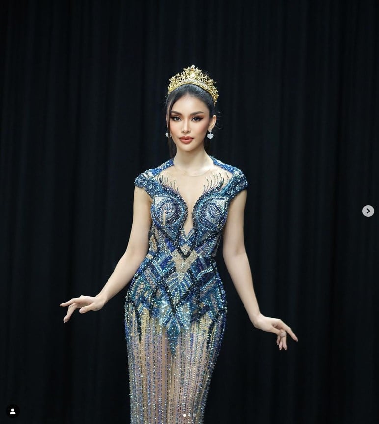 ชมพู อทิตา ประวัติ