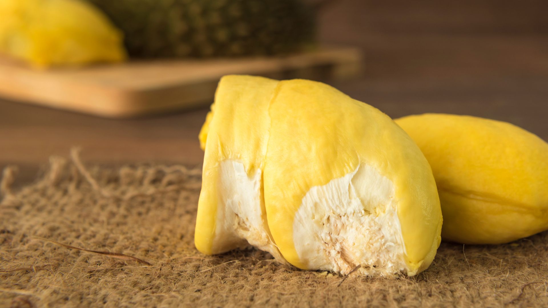 ฝันว่านั่งขี้