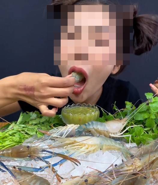 สาวกินกุ้งแม่น้ำดิบ