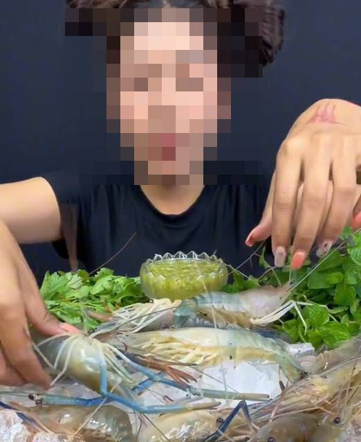 สาวกินกุ้งแม่น้ำดิบ