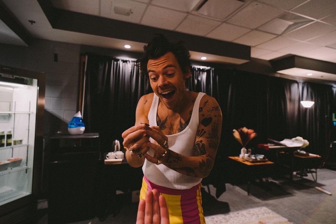 Harry Onedirection เป้ากางเกงขาดกลางคอนเสิร์ต