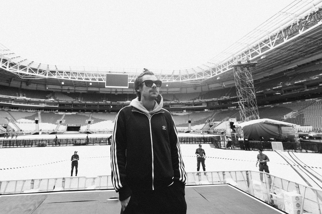 แฮร์รี่ สไตลส์ เป้ากางเกงขาด ขณะเล่นคอนเสิร์ตที่LA