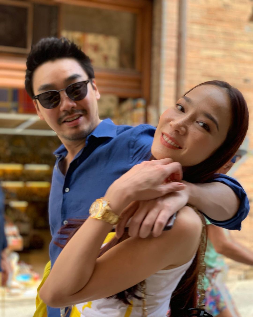 ไฮโซพก อยู่กับใคร