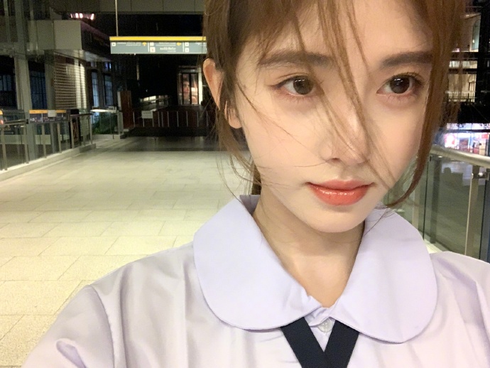 จวีจิ้งอี ชุดนักเรียนไทย