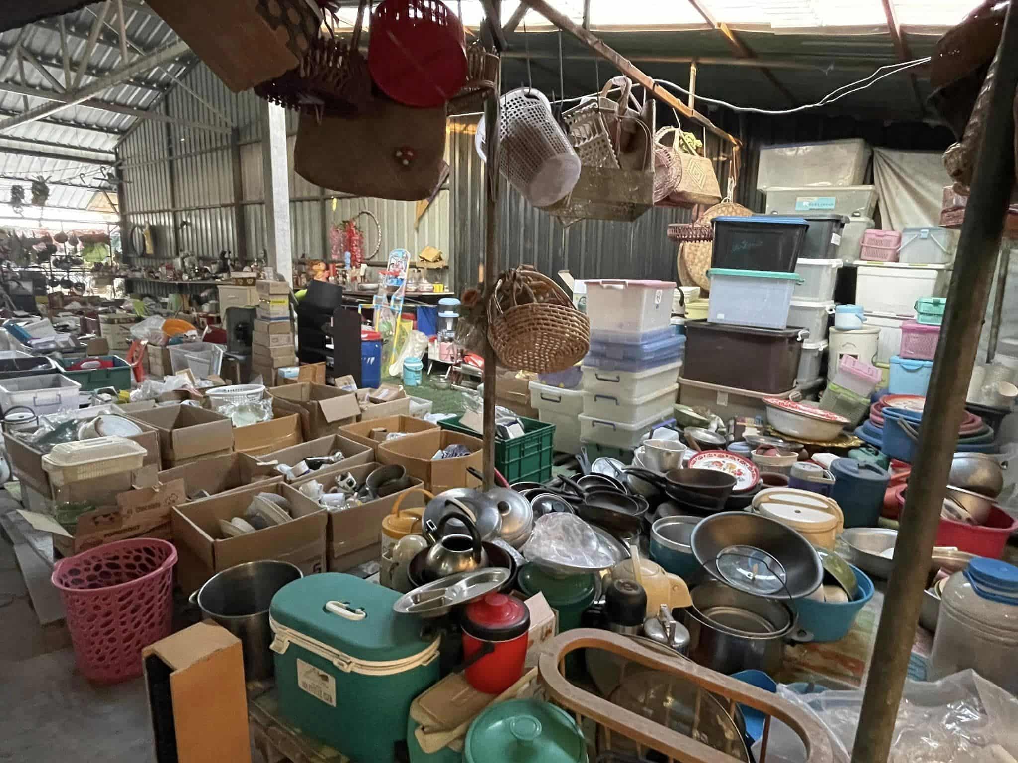 ตลาดปัฐวิกรณ์ เสื้อผ้ามือสอง