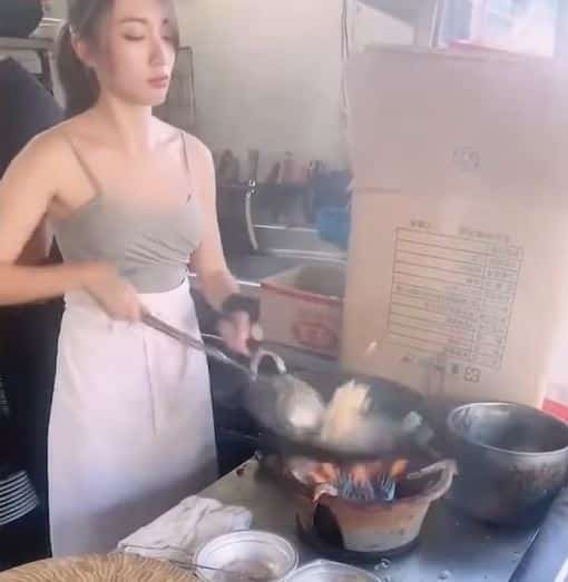 นางฟ้าข้าวผัด ไวรัล
