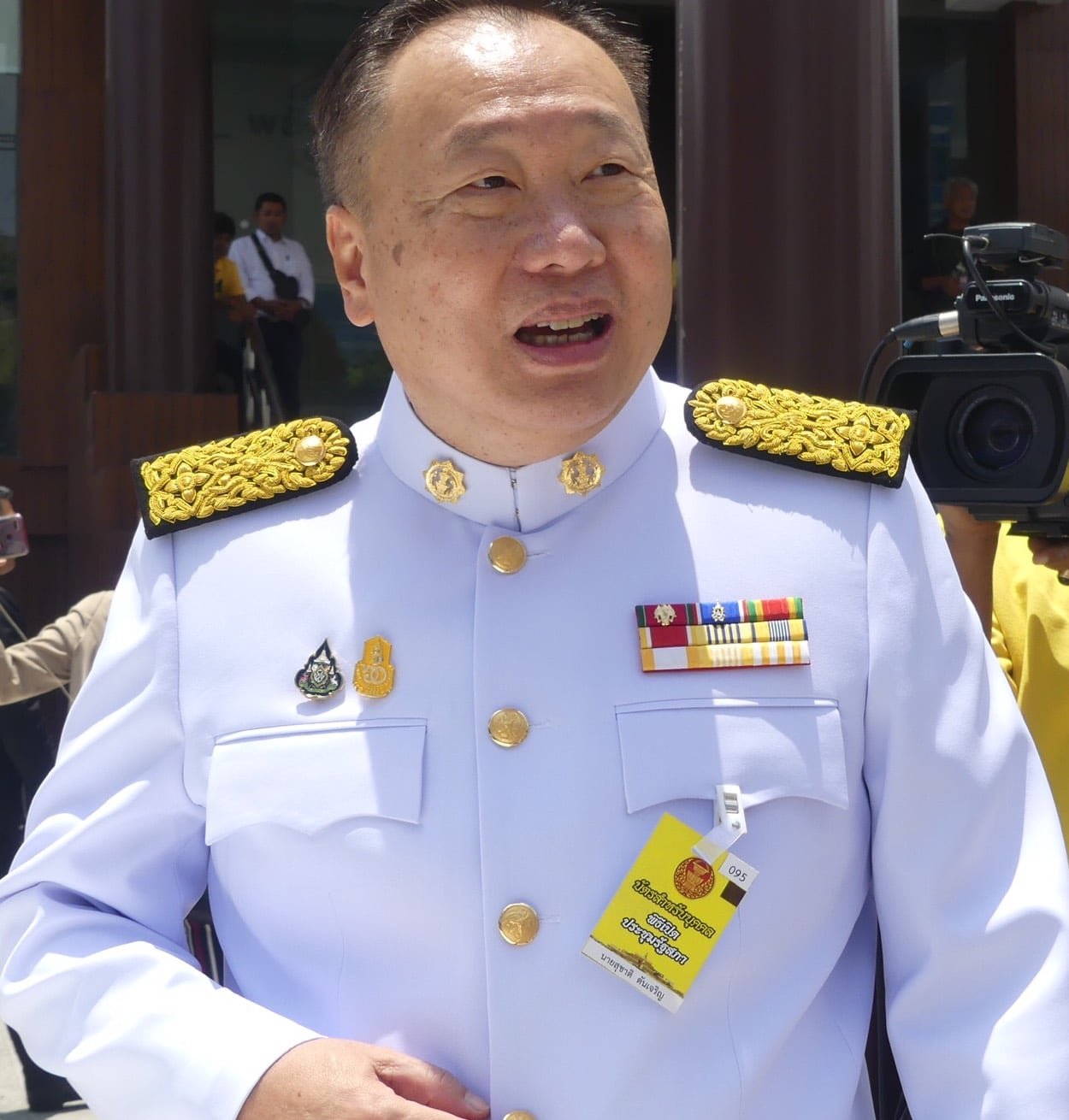 ประวัติ สุชาติ ตันเจริญ