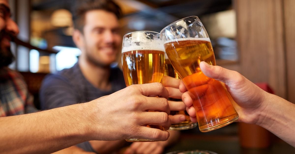 ฝันว่ากินเหล้ากับผู้ชาย