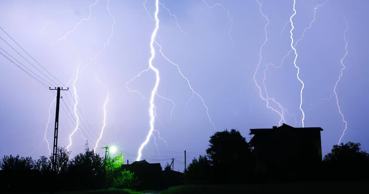 ฝันว่าเห็นคนโดนฟ้าผ่าต่อหน้า เลขเด็ด