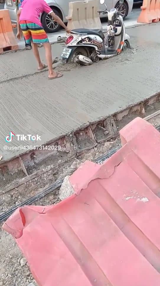 มอไซค์ติดหล่ม