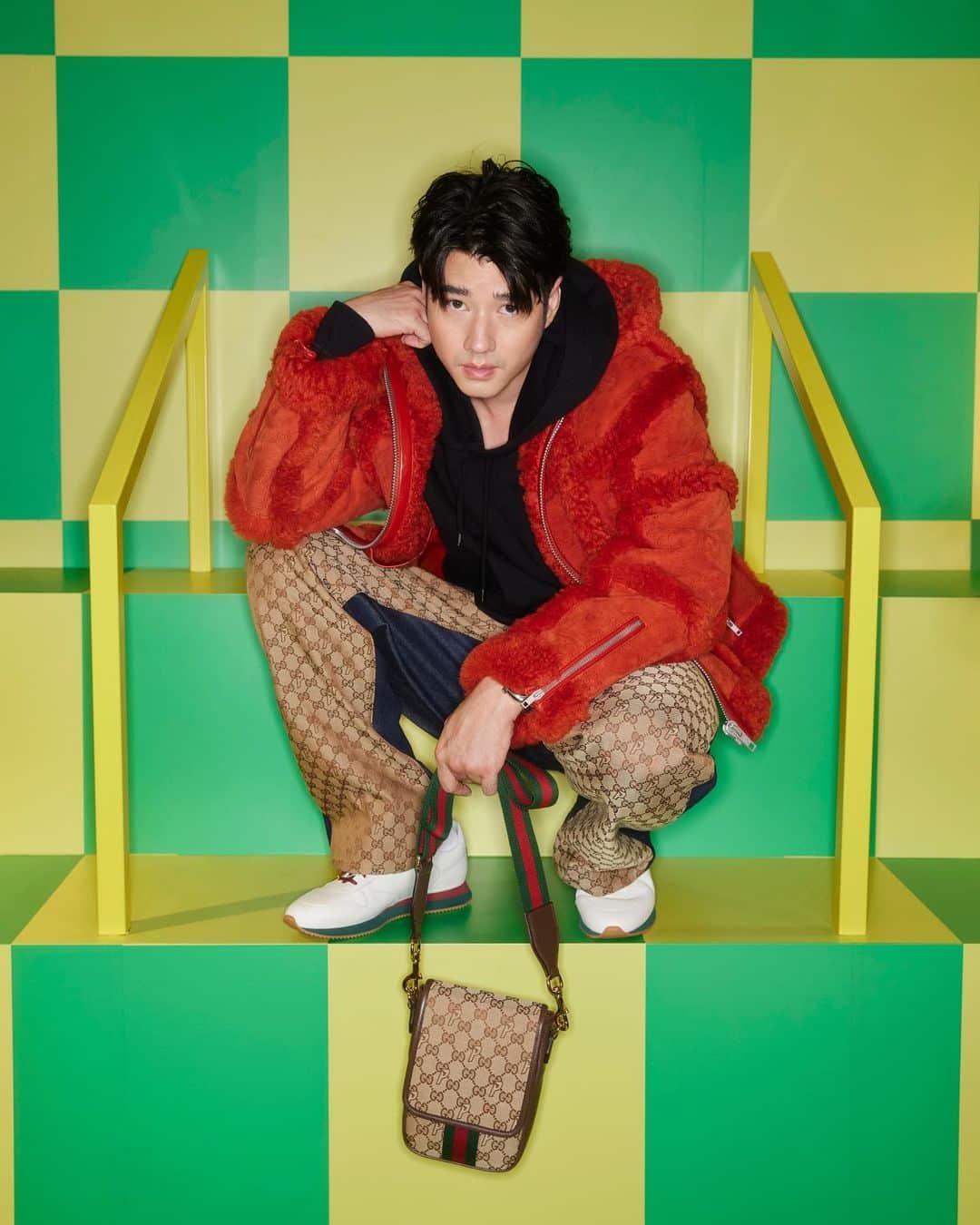 มาริโอ้ นักท่องเที่ยวใส่ชุดนักเรียนไทย