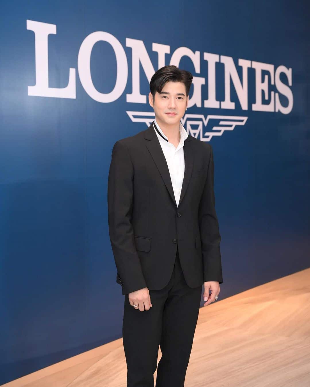 มาริโอ้ นักท่องเที่ยวใส่ชุดนักเรียนไทย