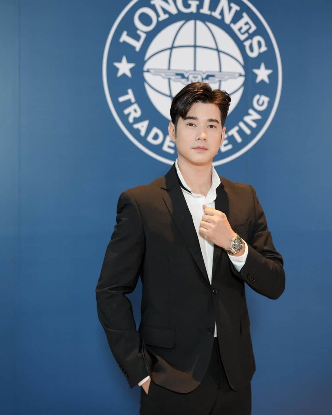 มาริโอ้ นักท่องเที่ยวใส่ชุดนักเรียนไทย